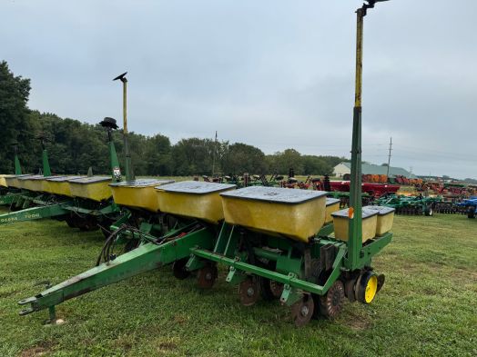 John Deere 7000 6 row corn planter