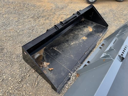90" low profile bob tach bucket