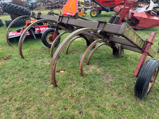 International 7T 3pt chisel plow