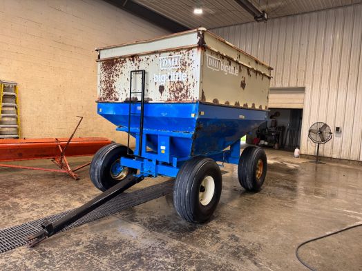 DMI Big Little center dump gravity wagon