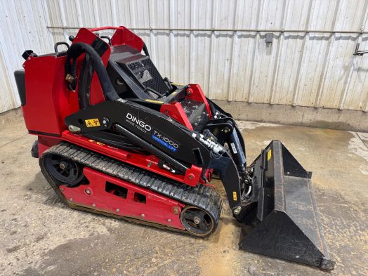 Toro Dingo TX1000 wide track skid loader